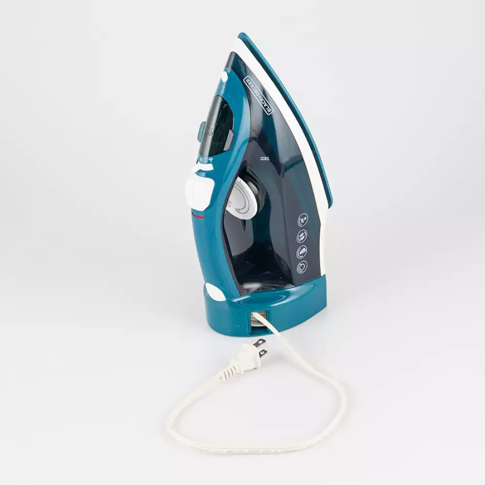 Plancha Black And Decker Cable Retractil Azul 1200